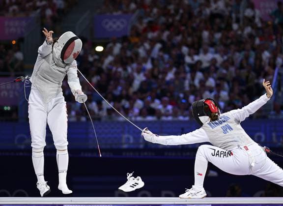 (240801) -- PARIS, Aug. 1, 2024 -- One shoe of Guo Jessica Zi Jia (L) of Canada comes off as she competes against Kikuchi Komaki of Japan during the women s foil team bronze medal match of fencing between Canada and Japan at the Paris 2024 Olympic Games, Olympische Spiele, Olympia, OS in Paris, France, Aug. 1, 2024. ) (PARIS2024) FRANCE-PARIS-OLY-FENCING ZhangxHongxiang 