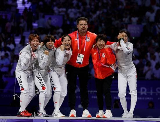 Sport Themen der Woche KW31 Sport Bilder des Tages (240801) -- PARIS, Aug. 1, 2024 -- Team Japan celebrate after winning the women s foil team bronze medal match of fencing between Canada and Japan at the Paris 2024 Olympic Games, Olympische Spiele, Olympia, OS in Paris, France, Aug. 1, 2024. ) (PARIS2024) FRANCE-PARIS-OLY-FENCING FeixMaohua 