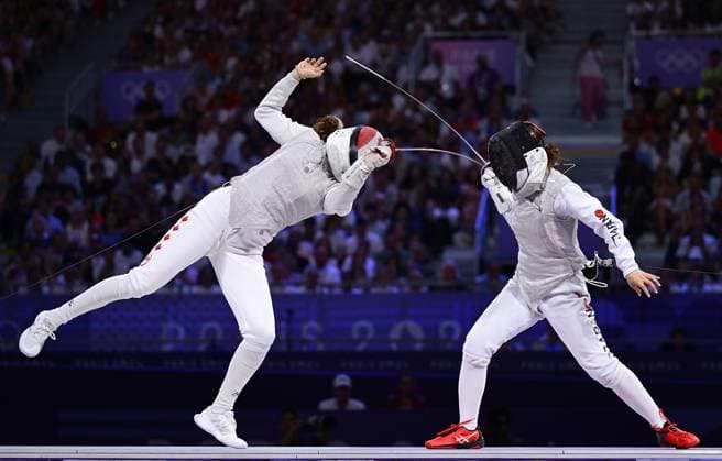 (240801) -- PARIS, Aug. 1, 2024 -- Eleanor Harvey (L) of Canada competes against Ueno Yuka of Japan during the women s foil team bronze medal match of fencing between Canada and Japan at the Paris 2024 Olympic Games, Olympische Spiele, Olympia, OS in Paris, France, Aug. 1, 2024. ) (PARIS2024) FRANCE-PARIS-OLY-FENCING ZhangxHongxiang 