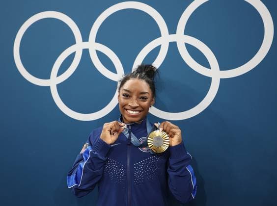 Sport Themen der Woche KW31 Sport Bilder des Tages (240801) -- PARIS, Aug. 1, 2024 -- Gold medalist Simone Biles of the United States poses for photos after the victory ceremony of Women s All-around of artistic gymnastics at the Paris 2024 Olympic Games, Olympische Spiele, Olympia, OS in Paris, France, Aug. 1, 2024. ) (PARIS2024)FRANCE-PARIS-OLY-ARTISTIC GYMNASTICS CaoxCan 