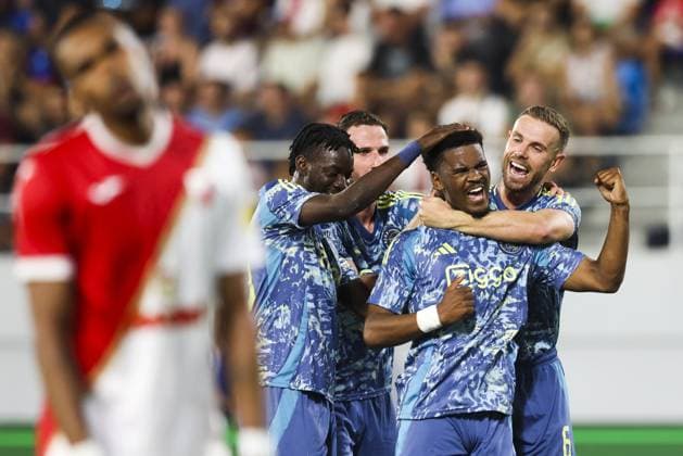Fußball, EL-Quali, FK Vojvodina Novi Sad - Ajax Amsterdam BACKA TOPOLA - Jorrel Hato of Ajax (m) receives the congratulations after scoring 2-1 during the UEFA Europa League 2nd preliminary round match between FK Vojvodina and Ajax Amsterdam at the Karadorde Stadium on August 01, 2024 in Novi Sad, Serbia. ANP ANDREJ CUKIC UEFA Europa Europa League second qualifying round 2024 25 xVIxANPxSportx xxANPxIVx 504855967 originalFilename: 504855967.jpg