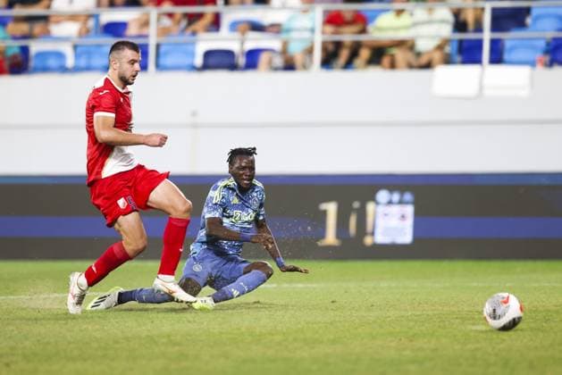 Fußball, EL-Quali, FK Vojvodina Novi Sad - Ajax Amsterdam BACKA TOPOLA - Djordje Crnomarkovic of FK Vojvodina, Bertrand Traore of Ajax (l-r) scoring 1-3 during the UEFA Europa League 2nd preliminary round match between FK Vojvodina and Ajax Amsterdam at Karadorde Stadium on August 01, 2024 in Novi Sad, Serbia. ANP ANDREJ CUKIC UEFA Europa Europa League second qualifying round 2024 25 xVIxANPxSportx xxANPxIVx 504856482 originalFilename: 504856482.jpg