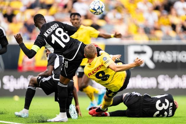240801 Fight in the penalty area between Moussa Kyabou of Sheriff Tiraspol and Sebastian Holmen of Elfsborg during the UEFA Europa League qualification match between Elfsborg and Sheriff Tiraspol on August 1, 2024 in Boras. Photo: Jörgen Jarnberger BILDBYRAN COP 112 JJ0383 fotboll football soccer fotball uefa europa league kval qualifying round qualification elfsborg sheriff tiraspol bbeng Copyright: JÖRGENxJARNBERGER BB240801JJ082
