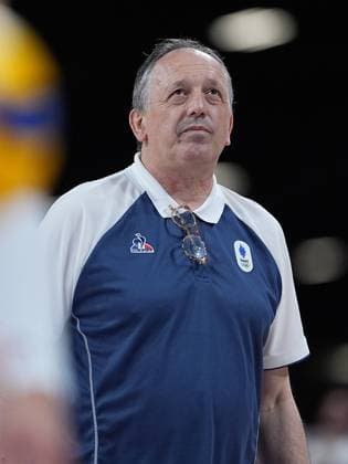 (240801) -- PARIS, Aug. 1, 2024 -- Head coach Emile Rousseaux of team France is seen during the women s volleyball preliminary round pool A match between China and France at Paris 2024 Olympic Games, Olympische Spiele, Olympia, OS in Paris, France, Aug. 1, 2024. ) (PARIS2024) FRANCE-PARIS-OLY-VOLLEYBALL JuxHuanzong 