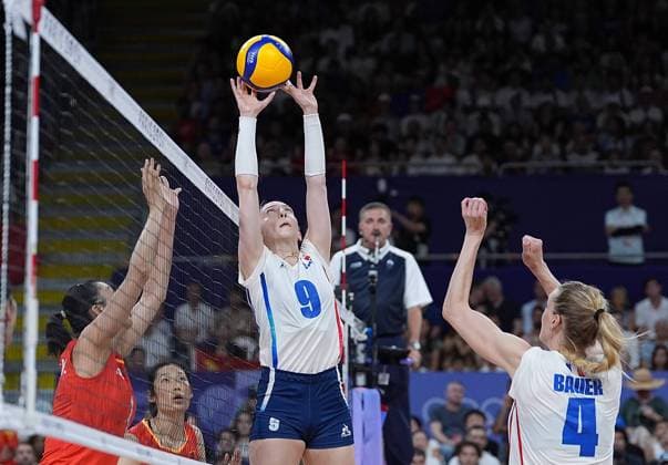 (240801) -- PARIS, Aug. 1, 2024 -- Nina Stojiljkovic (C) of France competes during the women s volleyball preliminary round pool A match between China and France at Paris 2024 Olympic Games, Olympische Spiele, Olympia, OS in Paris, France, Aug. 1, 2024. ) (PARIS2024) FRANCE-PARIS-OLY-VOLLEYBALL JuxHuanzong 