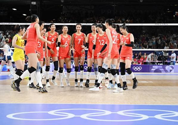 (240801) -- PARIS, Aug. 1, 2024 -- Team China prepare for the women s volleyball preliminary round pool A match between China and France at Paris 2024 Olympic Games, Olympische Spiele, Olympia, OS in Paris, France, Aug. 1, 2024. ) (PARIS2024) FRANCE-PARIS-OLY-VOLLEYBALL LiuxDawei 
