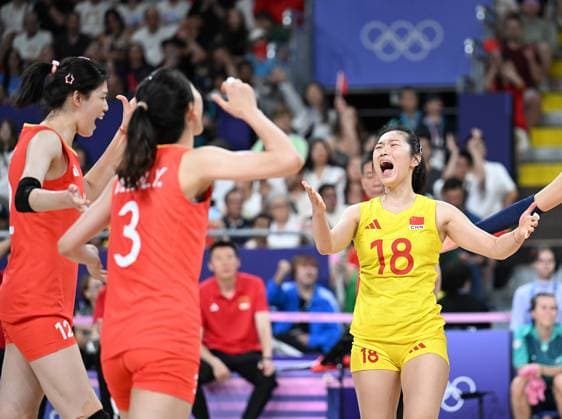 (240801) -- PARIS, Aug. 1, 2024 -- Wang Mengjie (R) of China and teammates react during the women s volleyball preliminary round pool A match between China and France at Paris 2024 Olympic Games, Olympische Spiele, Olympia, OS in Paris, France, Aug. 1, 2024. ) (PARIS2024) FRANCE-PARIS-OLY-VOLLEYBALL LiuxDawei 