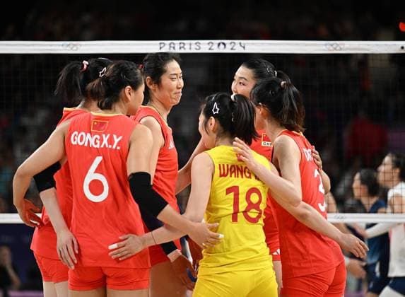 (240801) -- PARIS, Aug. 1, 2024 -- Team China react during the women s volleyball preliminary round pool A match between China and France at Paris 2024 Olympic Games, Olympische Spiele, Olympia, OS in Paris, France, Aug. 1, 2024. ) (PARIS2024) FRANCE-PARIS-OLY-VOLLEYBALL LiuxDawei 