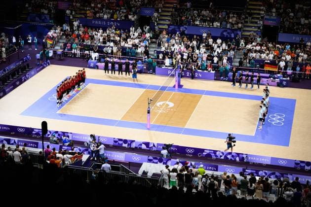 02.08.2024, Paris, Arena Paris Süd Volleyball, Olympische Spiele, Vorrunde, Deutschland (GER) vs. Argentinien (ARG) Teams aus Deutschland (links) und Argentinien während Hymne General view Übersicht Uebersicht