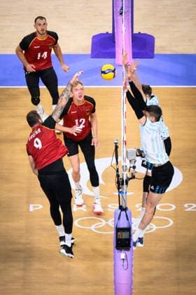 02.08.2024, Paris, Arena Paris Süd Volleyball, Olympische Spiele, Vorrunde, Deutschland (GER) vs. Argentinien (ARG) Angriff Georg Grozer ( 9 GER)