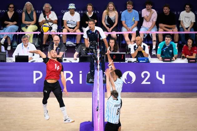 02.08.2024, Paris, Arena Paris Süd Volleyball, Olympische Spiele, Vorrunde, Deutschland (GER) vs. Argentinien (ARG) Angriff Moritz Karlitzek ( 14 GER)