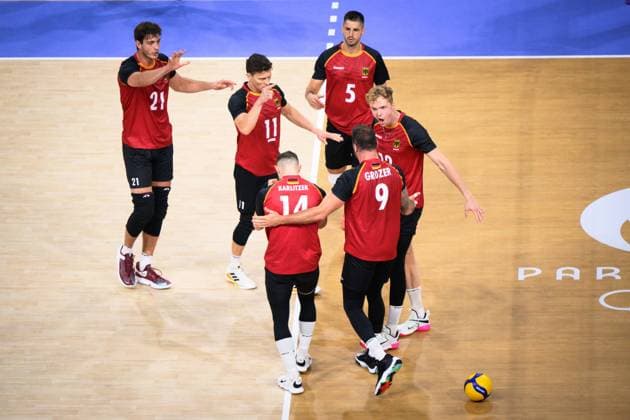 02.08.2024, Paris, Arena Paris Süd Volleyball, Olympische Spiele, Vorrunde, Deutschland (GER) vs. Argentinien (ARG) Jubel Tobias Krick ( 21 GER), Lukas Kampa ( 11 GER), Moritz Karlitzek ( 14 GER), Georg Grozer ( 9 GER), Anton Brehme ( 12 GER), Moritz Reichert ( 5 GER)