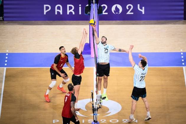 02.08.2024, Paris, Arena Paris Süd Volleyball, Olympische Spiele, Vorrunde, Deutschland (GER) vs. Argentinien (ARG) Block Anton Brehme ( 12 GER) - Zuspiel Luciano de Cecco ( 12 ARG)