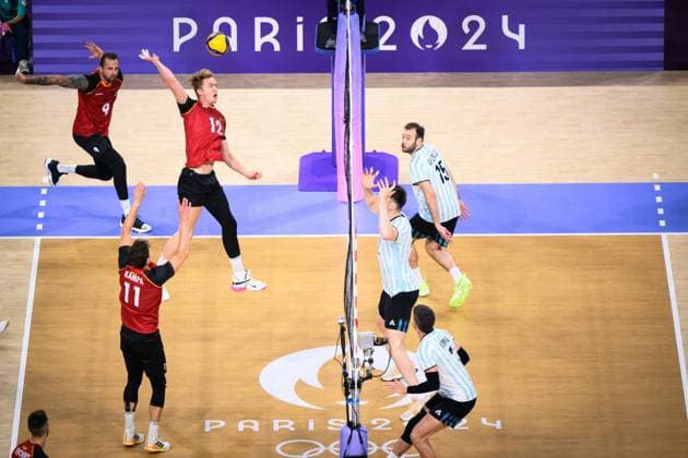02.08.2024, Paris, Arena Paris Süd Volleyball, Olympische Spiele, Vorrunde, Deutschland (GER) vs. Argentinien (ARG) Zuspiel Lukas Kampa ( 11 GER), Angriff Anton Brehme ( 12 GER)
