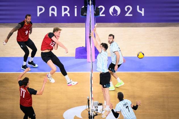 02.08.2024, Paris, Arena Paris Süd Volleyball, Olympische Spiele, Vorrunde, Deutschland (GER) vs. Argentinien (ARG) Zuspiel Lukas Kampa ( 11 GER), Angriff Anton Brehme ( 12 GER)