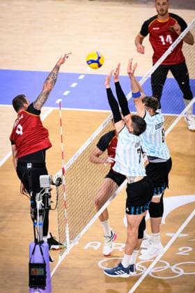 02.08.2024, Paris, Arena Paris Süd Volleyball, Olympische Spiele, Vorrunde, Deutschland (GER) vs. Argentinien (ARG) Angriff Georg Grozer ( 9 GER) gegen Block