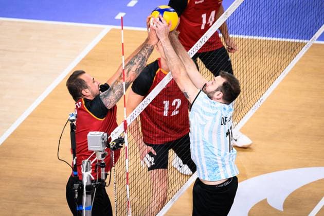 02.08.2024, Paris, Arena Paris Süd Volleyball, Olympische Spiele, Vorrunde, Deutschland (GER) vs. Argentinien (ARG) Netzduell Block Georg Grozer ( 9 GER) - Luciano de Cecco ( 12 ARG)