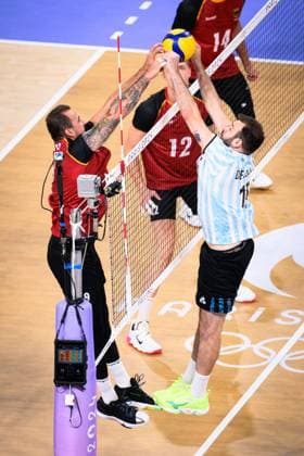 02.08.2024, Paris, Arena Paris Süd Volleyball, Olympische Spiele, Vorrunde, Deutschland (GER) vs. Argentinien (ARG) Netzduell Block Georg Grozer ( 9 GER) - Luciano de Cecco ( 12 ARG)