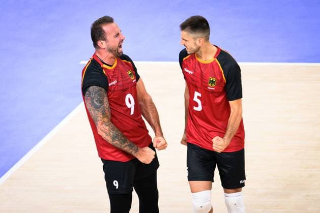 02.08.2024, Paris, Arena Paris Süd Volleyball, Olympische Spiele, Vorrunde, Deutschland (GER) vs. Argentinien (ARG) Jubel Georg Grozer ( 9 GER), Moritz Reichert ( 5 GER)