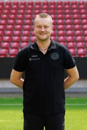 Fussball - 1. Bundesliga - Porträttermin 2024 2025 - 1. FSV Mainz 05 - 28.07.24, Darius Salbert (Teammanager), 1. FSV Mainz 05, 1. BL; Porträttermin 2024 2025, -