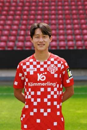 Fussball - 1. Bundesliga - Porträttermin 2024 2025 - 1. FSV Mainz 05 - 28.07.24, Jae-Sung Lee, 1. FSV Mainz 05, 1. BL; Porträttermin 2024 2025, -