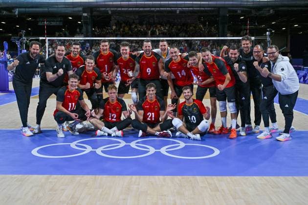 Olympische Spiele (Volleyball: GER vs ARG); Paris 02.08.2024 Paris 2024, Olympia, Volleyball, South Paris Arena, Männer, Deutschland (in Schwarz), gege Argentinien (in Weiß-Blau); Deutschland Gruppensieger jubelt mit Trainer Mihal Winiarski 3. v. r. Copyright: xBEAUTIFULxSPORTS TomxBlochx