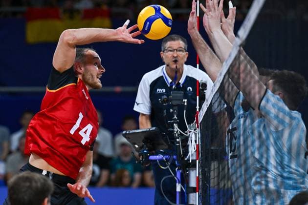 Olympische Spiele (Volleyball: GER vs ARG); Paris 02.08.2024 Paris 2024, Olympia, Volleyball, South Paris Arena, Männer, Deutschland (in Schwarz), gege Argentinien (in Weiß-Blau); Moritz Karlitzek ueberlistet den Block Copyright: xBEAUTIFULxSPORTS TomxBlochx
