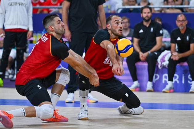 Olympische Spiele (Volleyball: GER vs ARG); Paris 02.08.2024 Paris 2024, Olympia, Volleyball, South Paris Arena, Männer, Deutschland (in Schwarz), gege Argentinien (in Weiß-Blau); Moritz Karlitzek rechts, mit Moritz Reichert, Copyright: xBEAUTIFULxSPORTS TomxBlochx