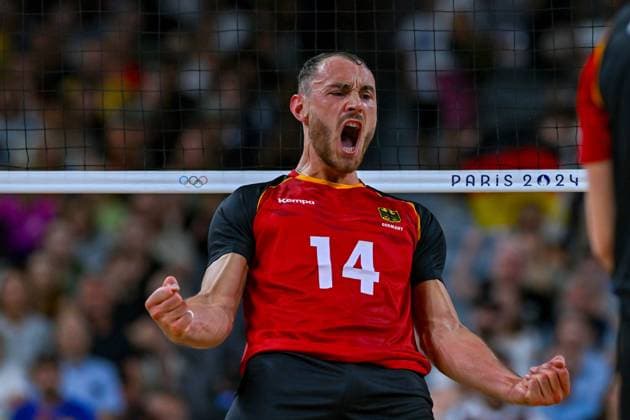Olympische Spiele (Volleyball: GER vs ARG); Paris 02.08.2024 Paris 2024, Olympia, Volleyball, South Paris Arena, Männer, Deutschland (in Schwarz), gege Argentinien (in Weiß-Blau); Moritz Karlitzek Copyright: xBEAUTIFULxSPORTS TomxBlochx