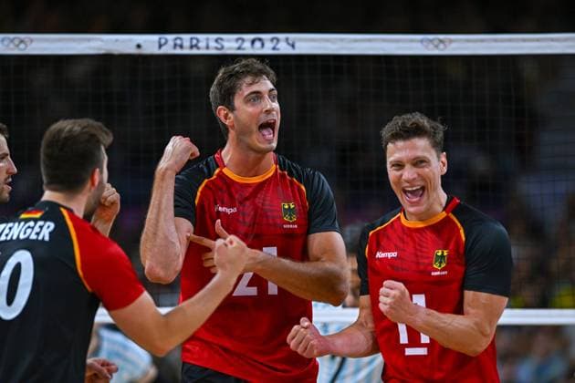 Olympische Spiele (Volleyball: GER vs ARG); Paris 02.08.2024 Paris 2024, Olympia, Volleyball, South Paris Arena, Männer, Deutschland (in Schwarz), gege Argentinien (in Weiß-Blau); Tobias Krick links und Lukas Kampa rechts, Copyright: xBEAUTIFULxSPORTS TomxBlochx