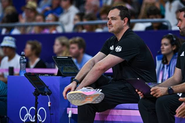 Olympische Spiele (Volleyball: GER vs ARG); Paris 02.08.2024 Paris 2024, Olympia, Volleyball, South Paris Arena, Männer, Deutschland (in Schwarz), gege Argentinien (in Weiß-Blau); Co-Trainer Thomas Bob Ranner, Copyright: xBEAUTIFULxSPORTS TomxBlochx
