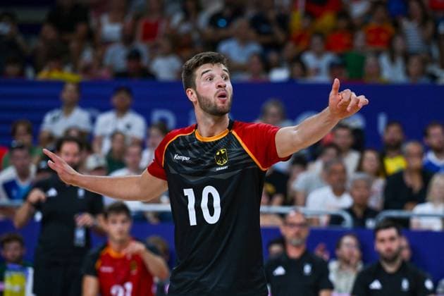Olympische Spiele (Volleyball: GER vs ARG); Paris 02.08.2024 Paris 2024, Olympia, Volleyball, South Paris Arena, Männer, Deutschland (in Schwarz), gege Argentinien (in Weiß-Blau); Julian Zenger, Copyright: xBEAUTIFULxSPORTS TomxBlochx