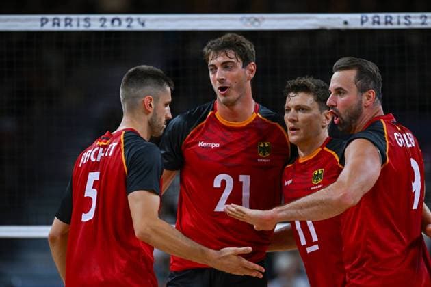 Olympische Spiele (Volleyball: GER vs ARG); Paris 02.08.2024 Paris 2024, Olympia, Volleyball, South Paris Arena, Männer, Deutschland (in Schwarz), gege Argentinien (in Weiß-Blau); von links: Moritz Reichert, Tobias Krick, Lukas Kampa, Georg Gyorgy Grozer, Copyright: xBEAUTIFULxSPORTS TomxBlochx