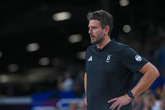 Olympische Spiele (Volleyball: GER vs ARG); Paris 02.08.2024 Paris 2024, Olympia, Volleyball, South Paris Arena, Männer, Deutschland (in Schwarz), gege Argentinien (in Weiß-Blau); Trainer GER Mihal Winiarski Copyright: xBEAUTIFULxSPORTS TomxBlochx
