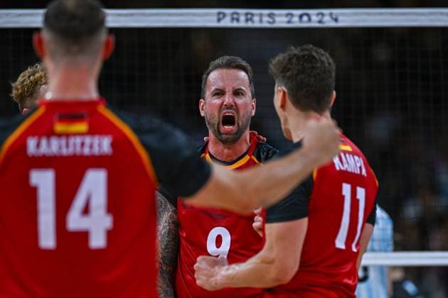 Olympische Spiele (Volleyball: GER vs ARG); Paris 02.08.2024 Paris 2024, Olympia, Volleyball, South Paris Arena, Männer, Deutschland (in Schwarz), gege Argentinien (in Weiß-Blau); Georg Gyorgy Grozer mit 11 Lukas Kampa und 14 Moritz Karlitzek Copyright: xBEAUTIFULxSPORTS TomxBlochx