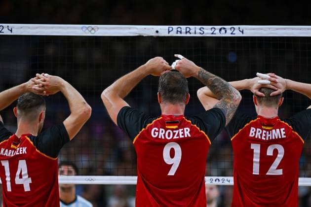 Olympische Spiele (Volleyball: GER vs ARG); Paris 02.08.2024 Paris 2024, Olympia, Volleyball, South Paris Arena, Männer, Deutschland (in Schwarz), gege Argentinien (in Weiß-Blau); von links: Moritz Karlitzek, Georg Gyorgy Grozer, Anton Brehme, Copyright: xBEAUTIFULxSPORTS TomxBlochx