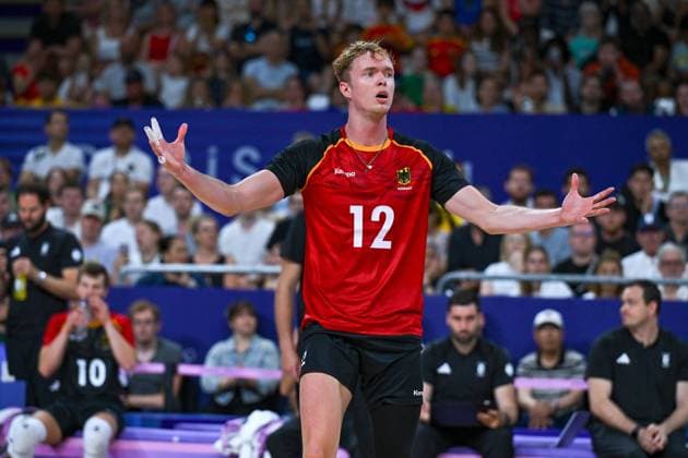Olympische Spiele (Volleyball: GER vs ARG); Paris 02.08.2024 Paris 2024, Olympia, Volleyball, South Paris Arena, Männer, Deutschland (in Schwarz), gege Argentinien (in Weiß-Blau); Anton Brehme, Copyright: xBEAUTIFULxSPORTS TomxBlochx