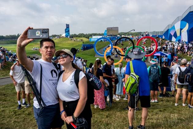 240802 Fans take selfies in front of the Olympic rings during the men s individual golf round 2 during day 7 of the Paris 2024 Olympic Games, Olympische Spiele, Olympia, OS on August 2, 2024 in Paris. Photo: Ludvig Thunman BILDBYRAN kod LT LT0655 golf olympic games olympics os ol olympiska spel olympiske leker paris 2024 paris-os paris-ol 7 bbeng fan publik askadare supporter Copyright: LUDVIGxTHUNMAN BB240802LT003