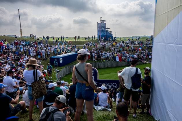 240802 Spectators by the first tee during the men s individual golf round 2 during day 7 of the Paris 2024 Olympic Games, Olympische Spiele, Olympia, OS on August 2, 2024 in Paris. Photo: Ludvig Thunman BILDBYRAN kod LT LT0655 golf olympic games olympics os ol olympiska spel olympiske leker paris 2024 paris-os paris-ol 7 bbeng fan publik askadare supporter Copyright: LUDVIGxTHUNMAN BB240802LT006