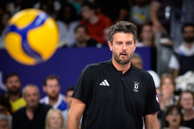 02.08.2024, Paris, Arena Paris Süd Volleyball, Olympische Spiele, Vorrunde, Deutschland (GER) vs. Argentinien (ARG) Michal Winiarski (Trainer Coach GER)