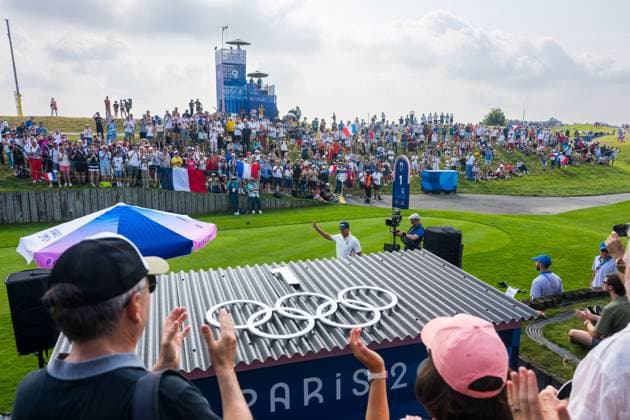 240802 Spectators welcomes Victor Perez of France to the first tee during the men s individual golf round 2 during day 7 of the Paris 2024 Olympic Games, Olympische Spiele, Olympia, OS on August 2, 2024 in Paris. Photo: Ludvig Thunman BILDBYRAN kod LT LT0655 golf olympic games olympics os ol olympiska spel olympiske leker paris 2024 paris-os paris-ol 7 bbeng fan publik askadare supporter Copyright: LUDVIGxTHUNMAN BB240802LT007