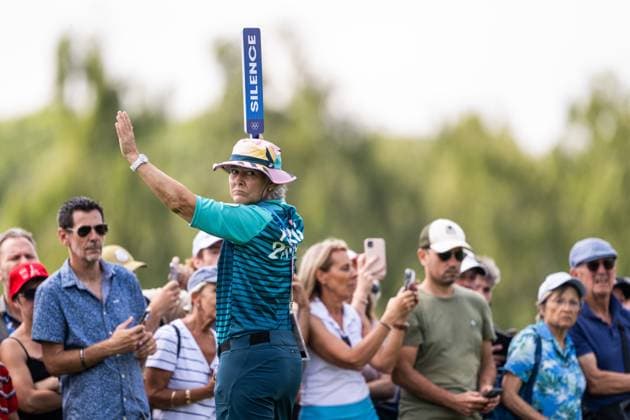 240802 A volunteer with a silence sign in men s individual golf round 2 during day 7 of the Paris 2024 Olympic Games, Olympische Spiele, Olympia, OS on August 2, 2024 in Paris. Photo: Ludvig Thunman BILDBYRAN kod LT LT0655 golf olympic games olympics os ol olympiska spel olympiske leker paris 2024 paris-os paris-ol 7 bbeng Copyright: LUDVIGxTHUNMAN BB240802LT064
