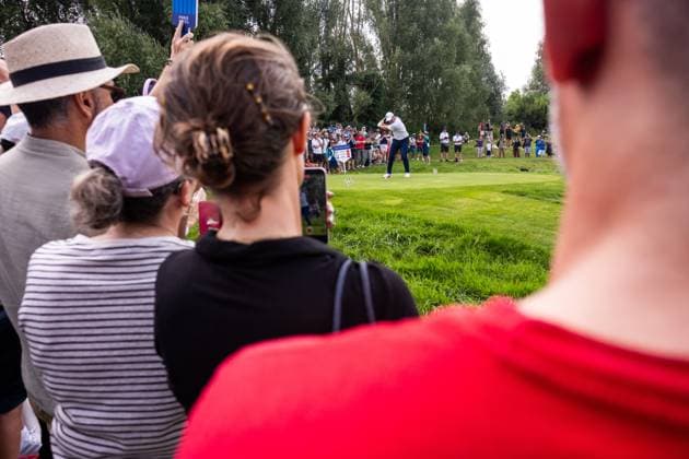 240802 Spectators watch Rory McIlroy of Ireland compete in men s individual golf round 2 during day 7 of the Paris 2024 Olympic Games, Olympische Spiele, Olympia, OS on August 2, 2024 in Paris. Photo: Ludvig Thunman BILDBYRAN kod LT LT0655 golf olympic games olympics os ol olympiska spel olympiske leker paris 2024 paris-os paris-ol 7 bbeng publik irland ireland Copyright: LUDVIGxTHUNMAN BB240802LT066