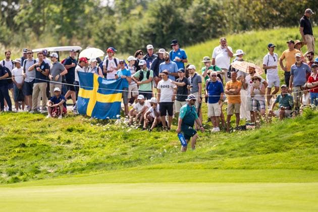 240802 A volunteer with a quiet sign in men s individual golf round 2 during day 7 of the Paris 2024 Olympic Games, Olympische Spiele, Olympia, OS on August 2, 2024 in Paris. Photo: Ludvig Thunman BILDBYRAN kod LT LT0655 golf olympic games olympics os ol olympiska spel olympiske leker paris 2024 paris-os paris-ol 7 bbeng Copyright: LUDVIGxTHUNMAN BB240802LT067