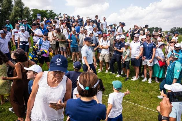 240802 Ludvig Aberg of Sweden greet spectators when competeing in men s individual golf round 2 during day 7 of the Paris 2024 Olympic Games, Olympische Spiele, Olympia, OS on August 2, 2024 in Paris. Photo: Ludvig Thunman BILDBYRAN kod LT LT0655 golf olympic games olympics os ol olympiska spel olympiske leker paris 2024 paris-os paris-ol 7 bbeng publik sweden sverige Copyright: LUDVIGxTHUNMAN BB240802LT068