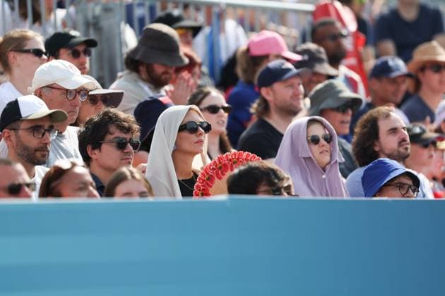 (240802) -- PARIS, Aug. 2, 2024 -- Spectators watch the men s preliminary phase pool E of Beach volleyball, Beachvolleyball between Julian Hoerl Alexander Horst of Austria and Samuel Schachter Daniel Dearing of Canada at the Paris 2024 Olympic Games, Olympische Spiele, Olympia, OS in Paris, France, Aug. 2, 2024. ) (PARIS2024) FRANCE-PARIS-OLY-BEACH VOLLEYBALL HuangxZongzhi 