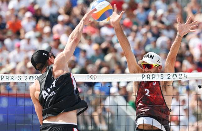 (240802) -- PARIS, Aug. 2, 2024 -- Daniel Dearing (R) of Canada competes against Julian Hoerl of Austria during the men s preliminary phase pool E of Beach volleyball, Beachvolleyball between Julian Hoerl Alexander Horst of Austria and Samuel Schachter Daniel Dearing of Canada at the Paris 2024 Olympic Games, Olympische Spiele, Olympia, OS in Paris, France, Aug. 2, 2024. ) (PARIS2024) FRANCE-PARIS-OLY-BEACH VOLLEYBALL HuangxZongzhi 