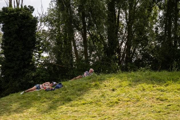 240802 Spectators lie inthe shade at men s individual golf round 2 during day 7 of the Paris 2024 Olympic Games, Olympische Spiele, Olympia, OS on August 2, 2024 in Paris. Photo: Ludvig Thunman BILDBYRAN kod LT LT0655 golf olympic games olympics os ol olympiska spel olympiske leker paris 2024 paris-os paris-ol 7 bbeng publik Copyright: LUDVIGxTHUNMAN BB240802LT078