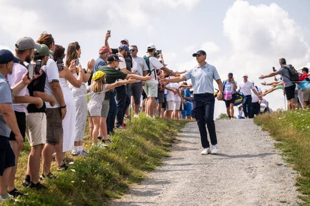 240802 Ludvig Aberg of Sweden greets spectators while competing in men s individual golf round 2 during day 7 of the Paris 2024 Olympic Games, Olympische Spiele, Olympia, OS on August 2, 2024 in Paris. Photo: Ludvig Thunman BILDBYRAN kod LT LT0655 golf olympic games olympics os ol olympiska spel olympiske leker paris 2024 paris-os paris-ol 7 bbeng sweden sverige Copyright: LUDVIGxTHUNMAN BB240802LT083