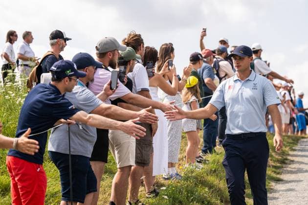 240802 Ludvig Aberg of Sweden greets spectators while competing in men s individual golf round 2 during day 7 of the Paris 2024 Olympic Games, Olympische Spiele, Olympia, OS on August 2, 2024 in Paris. Photo: Ludvig Thunman BILDBYRAN kod LT LT0655 golf olympic games olympics os ol olympiska spel olympiske leker paris 2024 paris-os paris-ol 7 bbeng sweden sverige Copyright: LUDVIGxTHUNMAN BB240802LT084